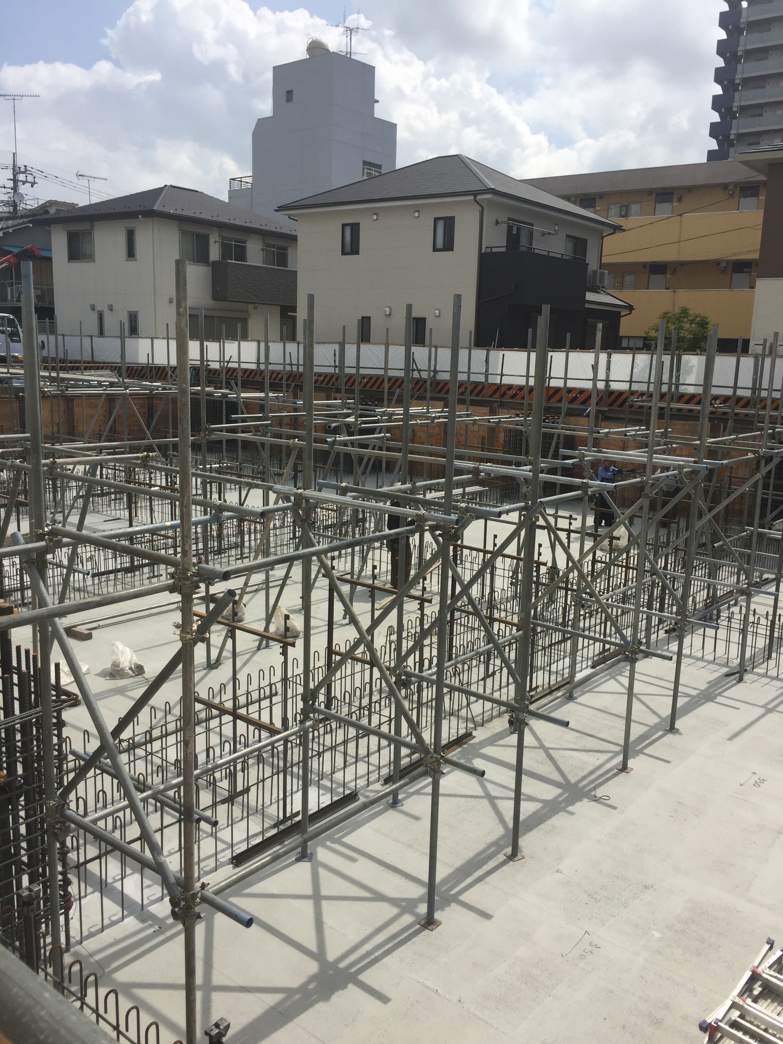 埼玉県熊谷市銀行新築工事　安全通路組立状況